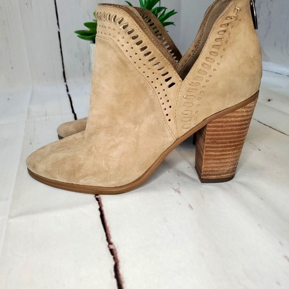 Vince Camuto Shoes - Vince Camuto Womens Suede Ankle Bootie Size 8